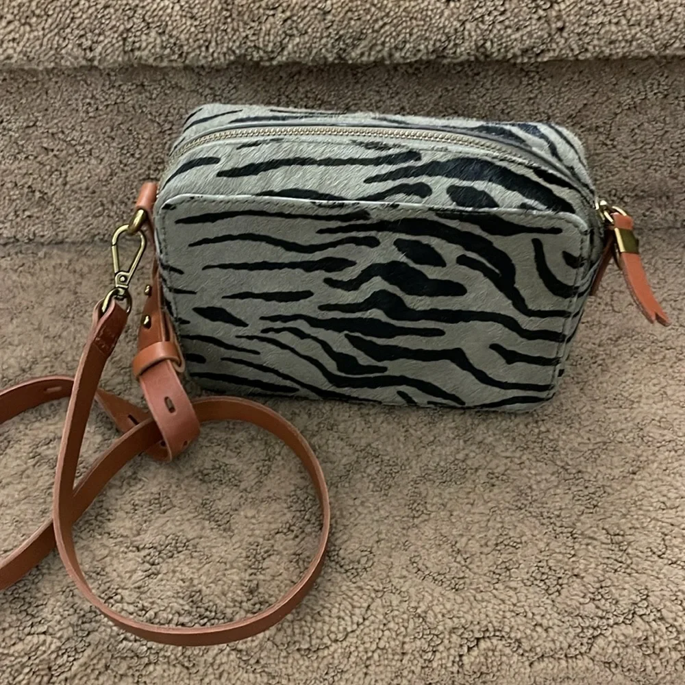 Madewell The Transport
Camera Bag: Tiger Calf Hair olive green NWT - Picture 6 of 7